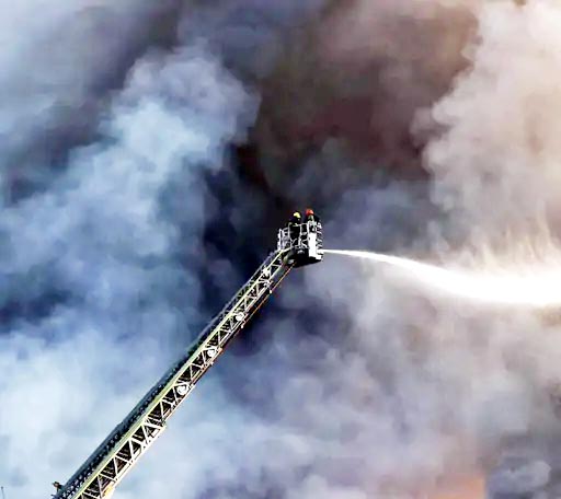 ढाका इंटरनेशनल एयरपोर्ट पर आग लगी,9 फ्लाइट्स दूसरे एयरपोर्ट पर भेजी गईं 2 1760789443 Untitled 7 copy